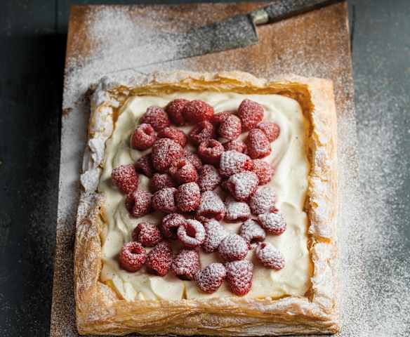 Tabuleiros de massa folhada com ovos-moles e framboesa