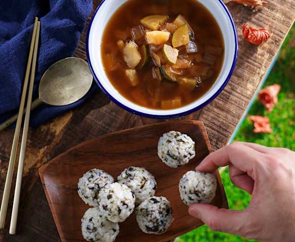 韓式大醬湯和芝麻海苔飯糰