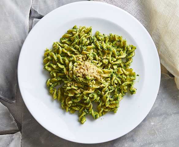 Pasta integrale con pesto di cavolo riccio e noci
