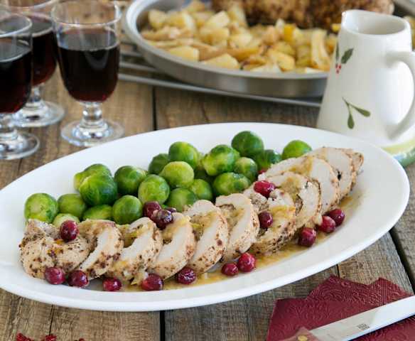 Ρολά γαλοπούλας με παραδοσιακή γέμιση