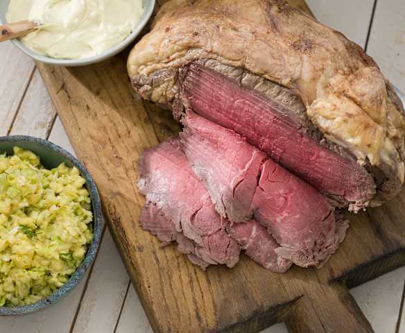Rosbif con salsa de mostaza y ensalada Rosbif con salsa de mostaza y ensalada