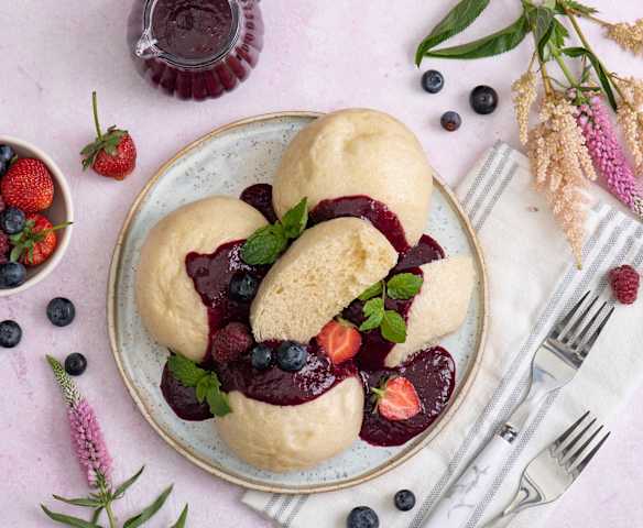 Pampuchy z sosem z owoców jagodowych