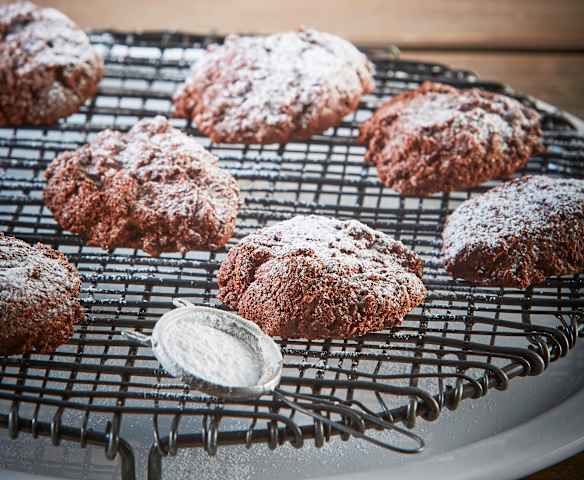 Galletas con chocolate y café