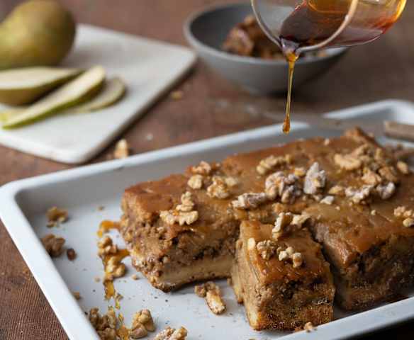 Pudin de brioche con pera y crumble de nuez