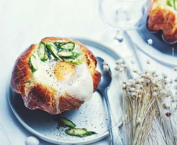 Œuf cocotte aux asperges en brioche