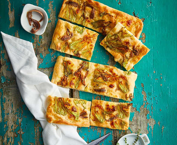 Pizza romana con fiori di zucca e alici Pizza romana con fiori di zucca e alici