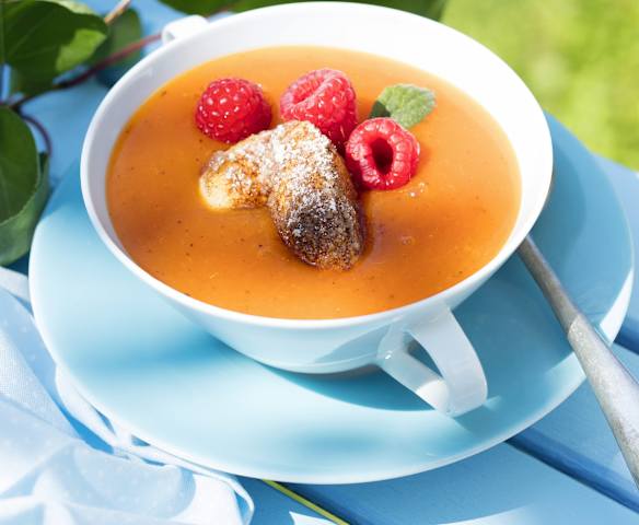 Marillensüppchen mit  gebackenen Grießnockerln