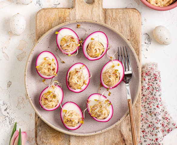 Różowe jajka faszerowane pastą z szynki