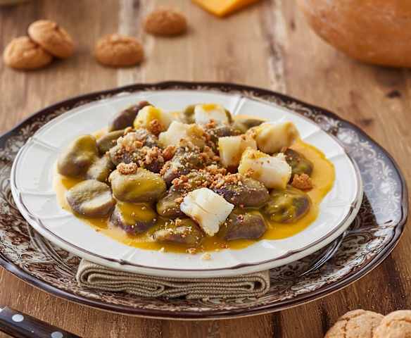 Gnocchi neri con crema di zucca, amaretti e baccalà