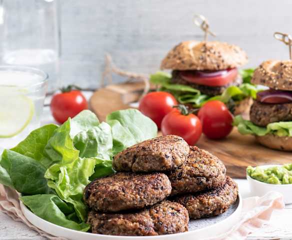 Burgery z komosy ryżowej i czarnej fasoli