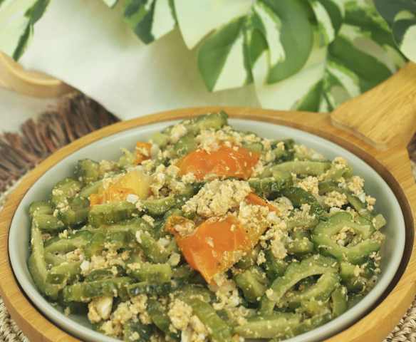 Ginisang ampalaya (Sautéed bitter gourd)