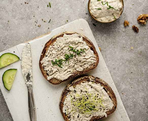 Kanapki z pastą z ogórka i ricotty