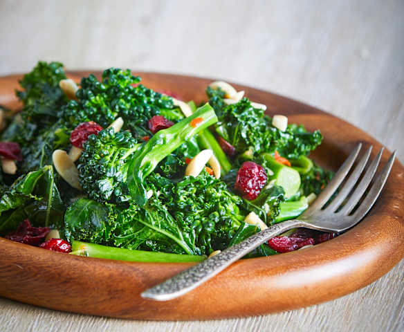 Kale, Bimi y arándanos con almendras