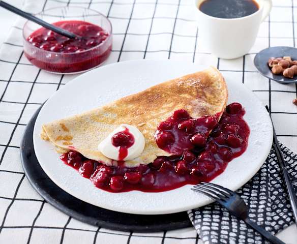 Nusspfannkuchen mit Kirschkompott