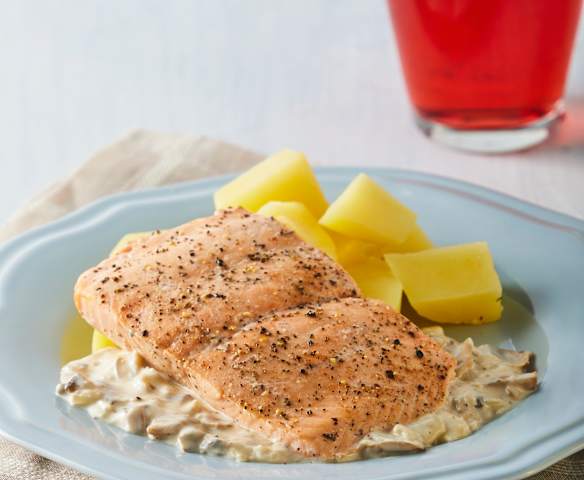 Salmón en salsa cremosa de champiñones con papas
