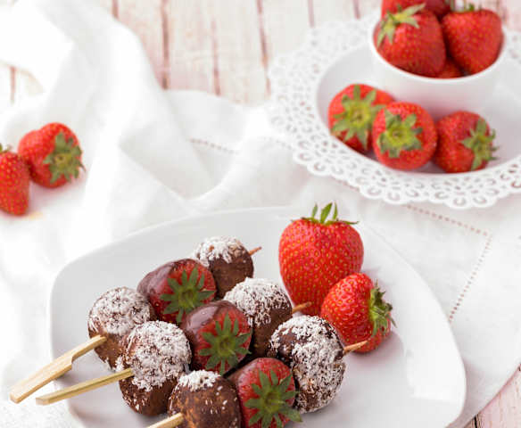 Spiedini di tartufini di cioccolato e fragole