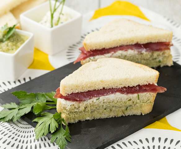 Tramezzino con patè di carciofini, crema di ricotta e bresaola