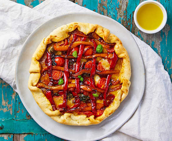 Crostata salata ai peperoni con mozzarella e basilico