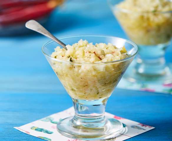 Ensalada de piña, jícama y chile de árbol seco
