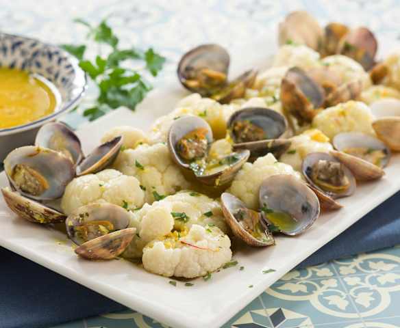 Coliflor con almejas al azafrán