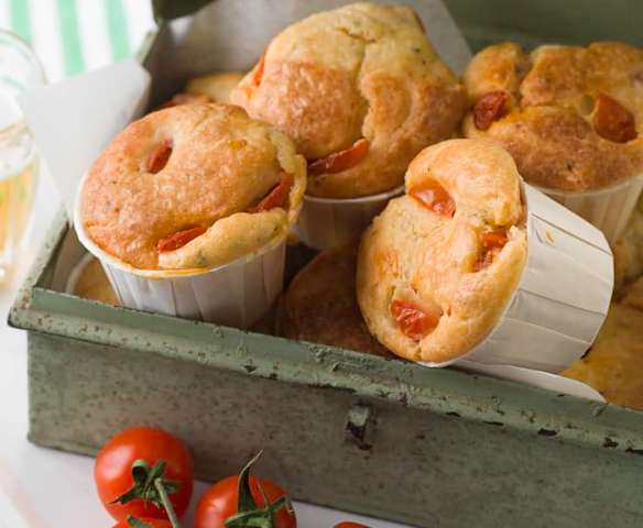 Queques de queijo feta e tomate cereja