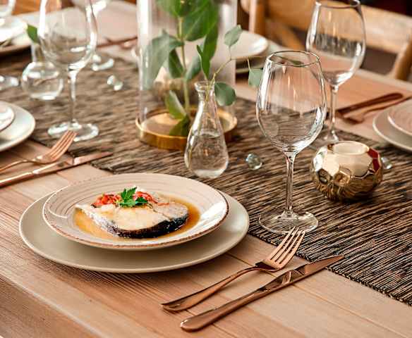 Merluza en salsa de guisantes y pimiento rojo asado