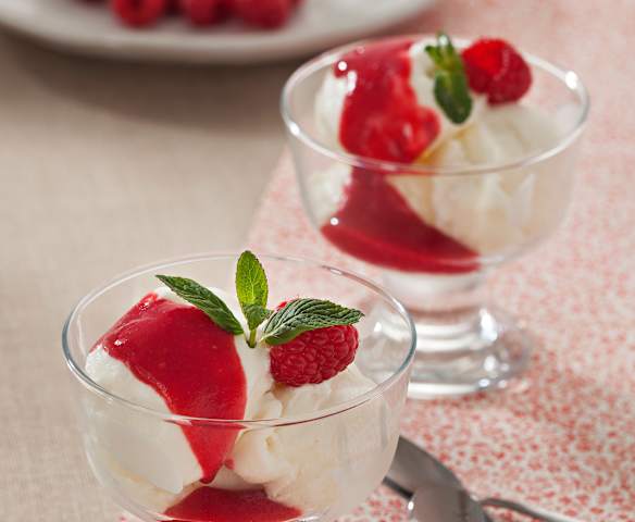 Helado de mascarpone con salsa de frambuesas