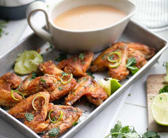 Alitas de pollo con arroz basmati y salsa de cacahuete