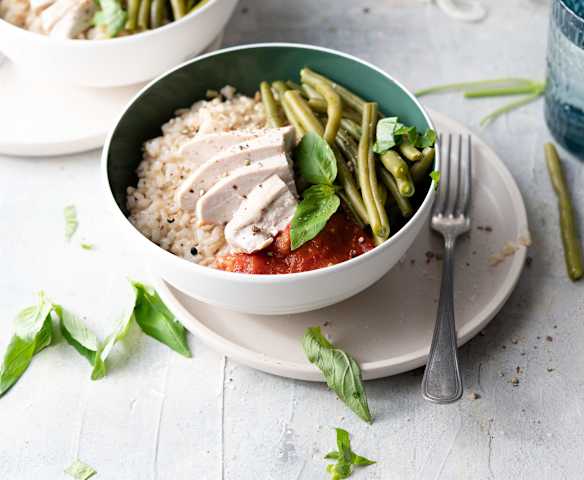 Fitness bowl z brązowym ryżem, fasolką szparagową, kurczakiem i ciepłą salsą pomidorową Fitness bowl z brązowym ryżem, fasolką szparagową, kurczakiem i ciepłą salsą pomidorową