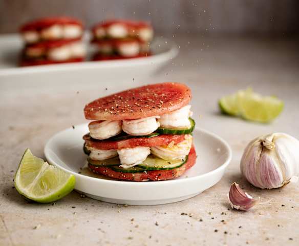 Milhojas de sandía con gambas y lima
