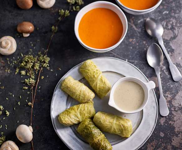 Zupa krem z pomidorów; Gołąbki z kaszą jaglaną i sosem grzybowym