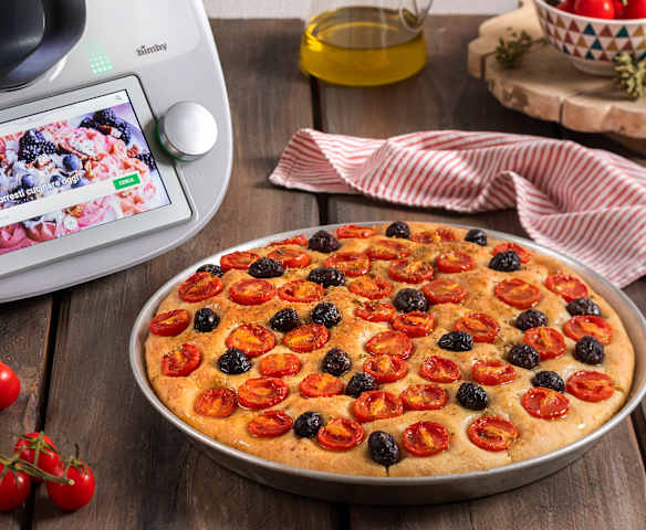 Focaccia con tomates y aceitunas