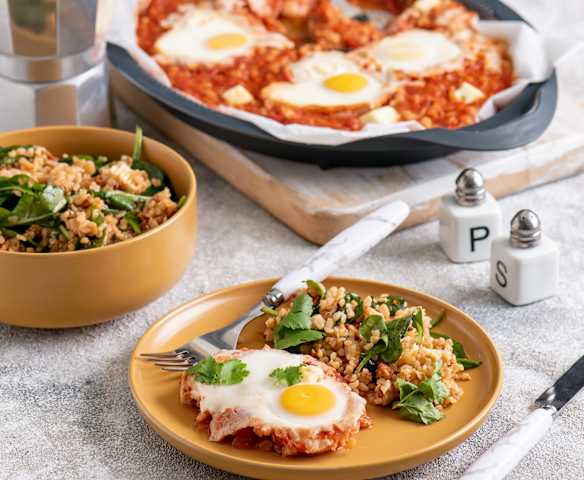 Shakshuka z czerwoną soczewicą i fetą; Sałatka z kaszą bulgur, suszonymi pomidorami, szpinakiem i fetą