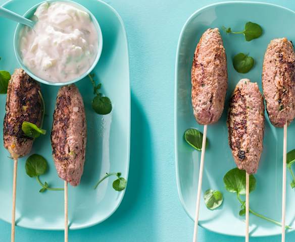 Brochetas de ternera y feta con salsa tzatziki