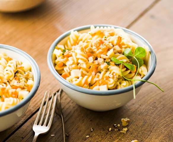 Nudelsalat mit Karotte, Apfel und Nuss