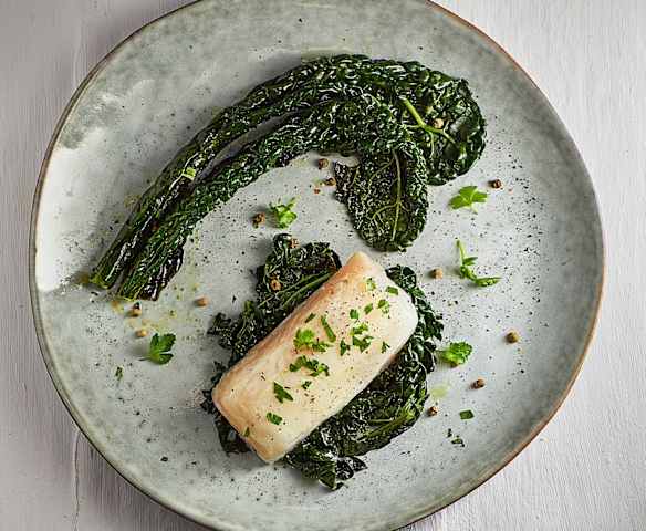 Filetti di merluzzo con contorno di cavolo nero Filetti di merluzzo con contorno di cavolo nero