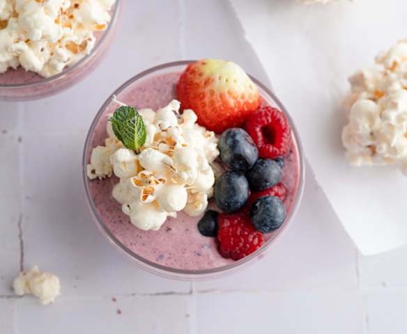 Frugtcreme med popcornkugler Frugtcreme med popcornkugler