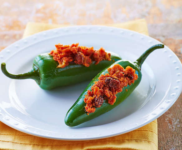 Chiles jalapeños rellenos de machaca de marlín
