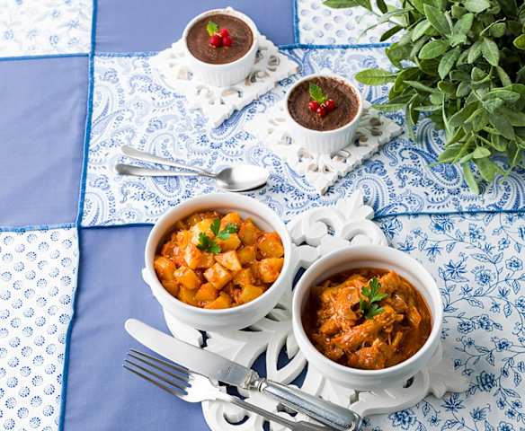 Frango à provençal com batatas e pudim de chocolate