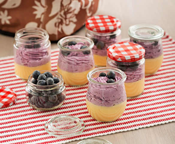 Flan de queso con mousse de arándanos