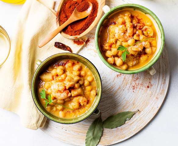 Guiso de garbanzos con sepia y langostinos