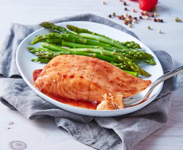 Salmón con salsa de frambuesa y espárragos
