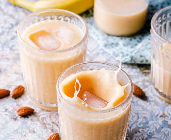 Mocktail mangue, ananas, banane et boisson à l'amande