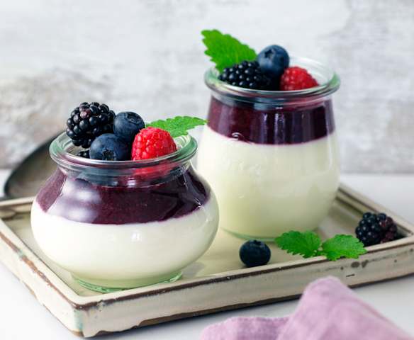 Topfencreme mit Beerenspiegel