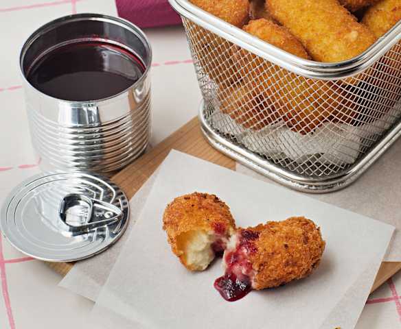 Croquetas de gorgonzola y nata con salsa de cereza