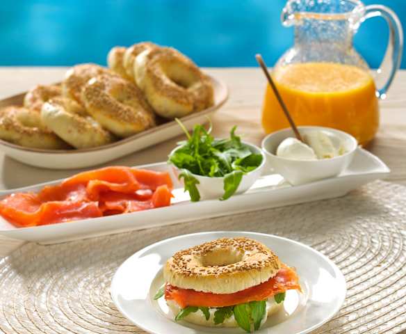 Bagels con salmón ahumado y rúcula