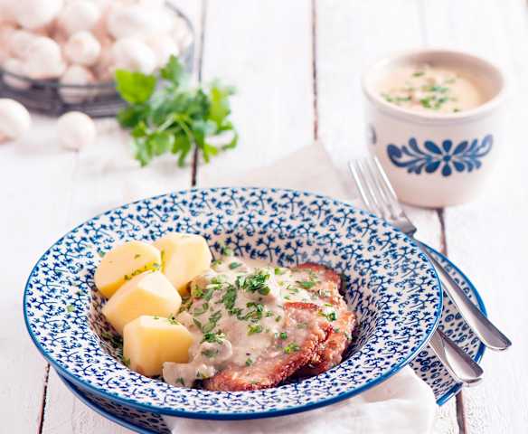 Eskalopki cielęce w sosie śmietanowym z pieczarkami