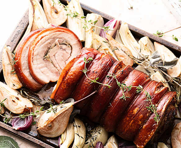 Barriga de porco assada com pera e cebola Barriga de porco assada com pera e cebola