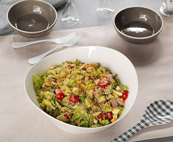 Ensalada de jamón de York, quesos y aguacate