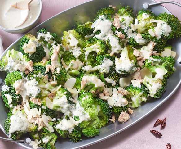 Brócoli dorado con salsa de atún Brócoli dorado con salsa de atún